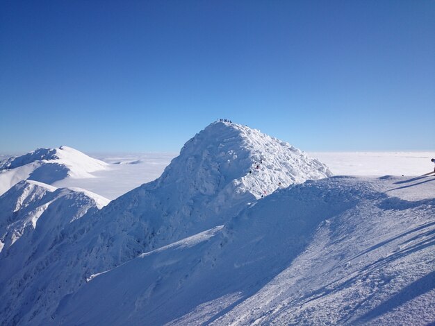 altas montañas nevadas en el invierno