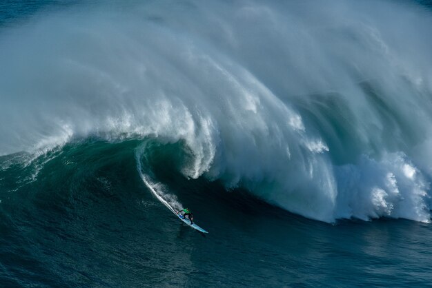 Altas olas espumosas del Océano Atlántico cerca del municipio de Nazaré en Portugal