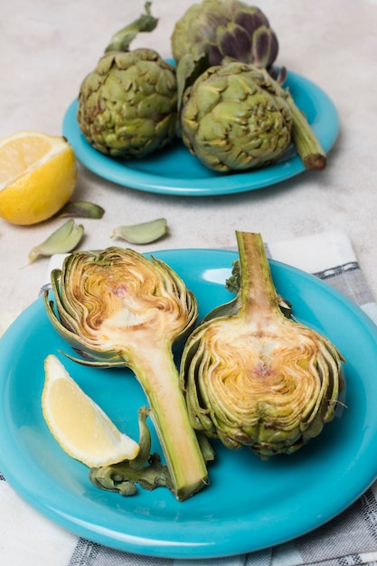 Alto ángulo de alcachofas en plato