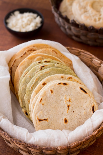 Foto gratuita alto ángulo de arepas en canasta con tela