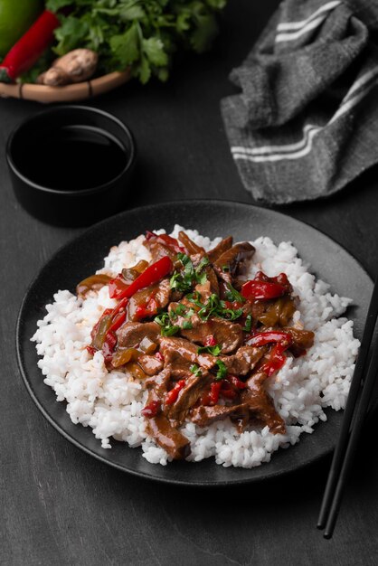 Alto ángulo de arroz asiático tradicional con carne