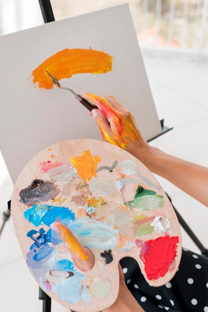 Alto ángulo de artista pintando con paleta