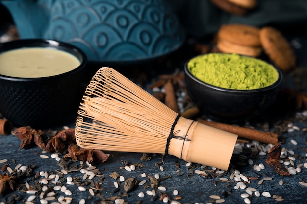 Alto ángulo asiático té verde matcha en mesa