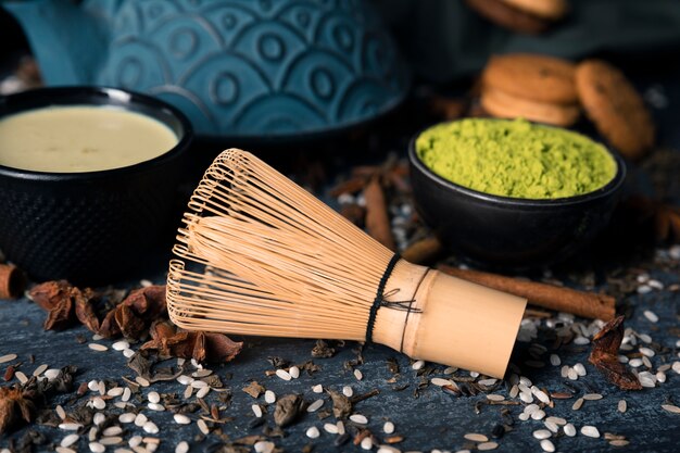 Alto ángulo asiático té verde matcha en mesa