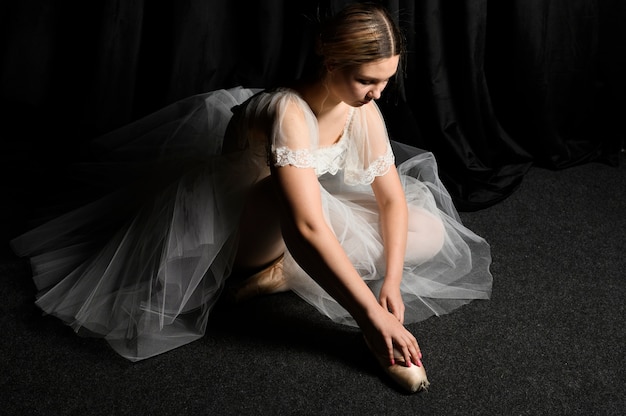 Foto gratuita alto ángulo de bailarina en vestido tutú mirando hacia abajo