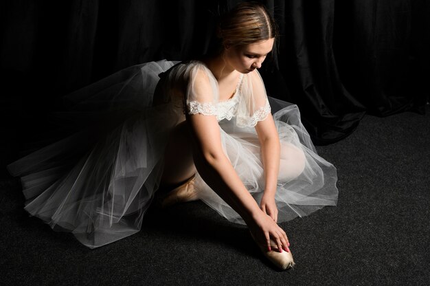 Alto ángulo de bailarina en vestido tutú mirando hacia abajo