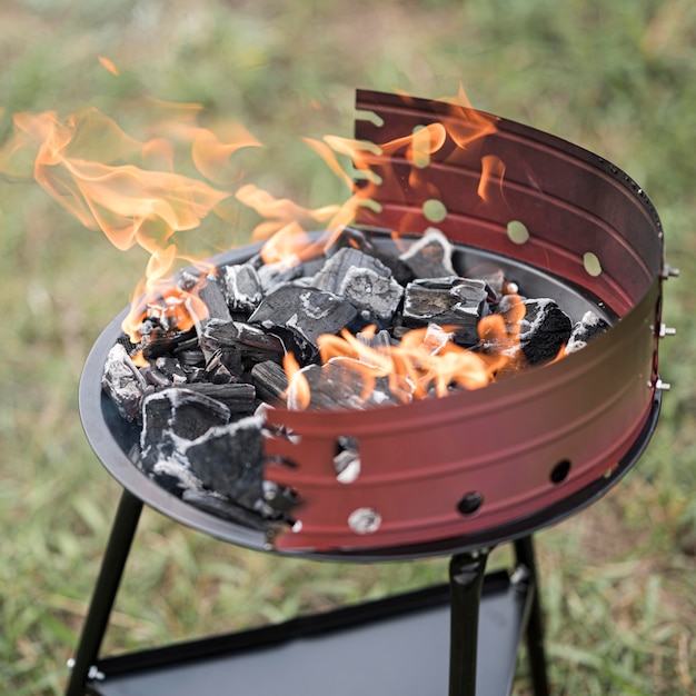 Alto ángulo de barbacoa al aire libre con fuego