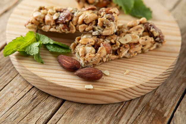 Alto ángulo de barras de cereales para el desayuno con nueces