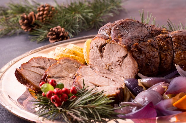 Alto ángulo de bistec de Navidad en placa con piñas