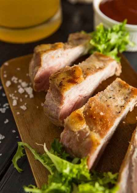 Alto ángulo de bistec con salsa de tomate y cerveza