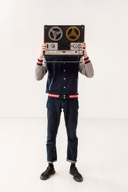 Alto ángulo boy holding cassette