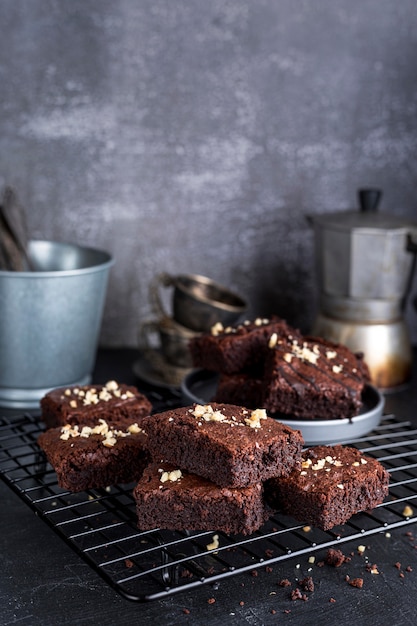 Alto ángulo de brownies en rejilla con hervidor de agua