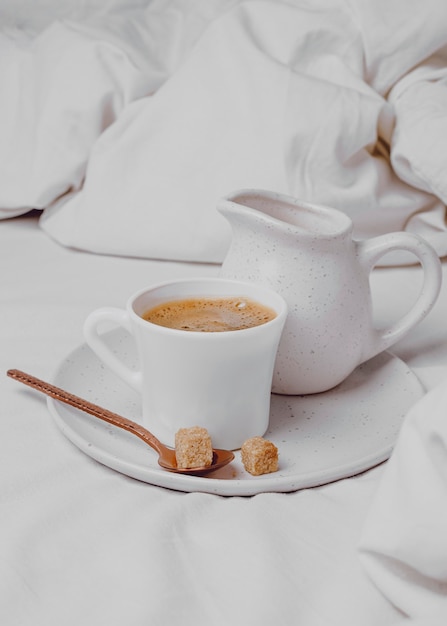 Alto ángulo de café de la mañana con terrones de azúcar