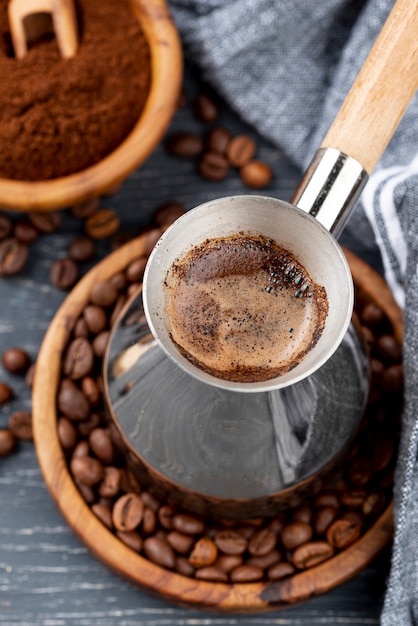 Alto ángulo de café en la mesa