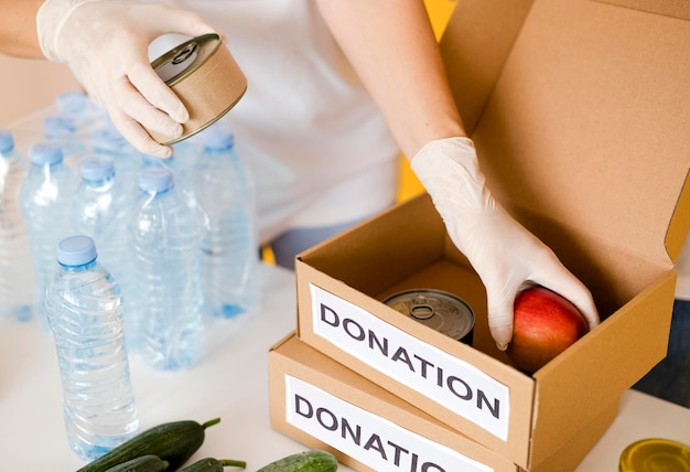 Foto gratuita alto ángulo de cajas con provisiones para la donación del día de alimentos