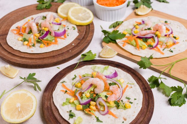 Alto ángulo de camarones y comida saludable en pita