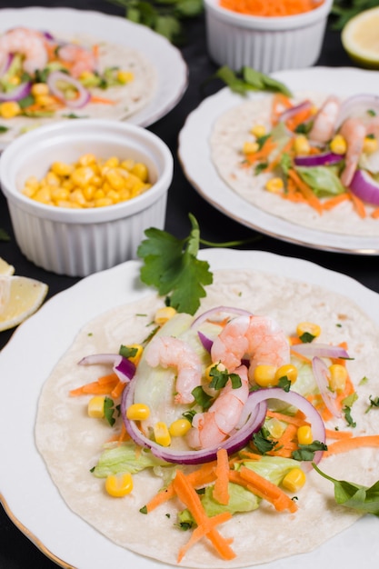 Alto ángulo de camarones y otros alimentos en pita