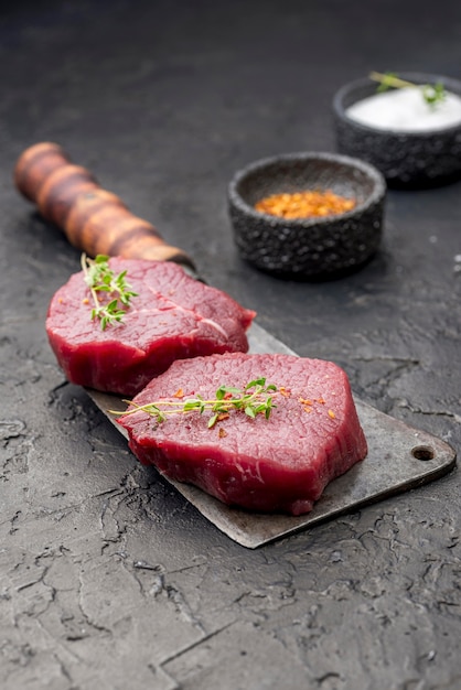 Foto gratuita alto ángulo de carne en cuchilla con especias