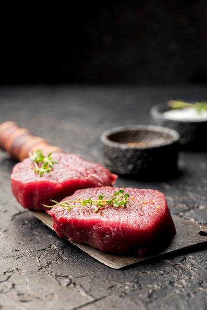 Foto gratuita alto ángulo de carne en cuchilla con hierbas