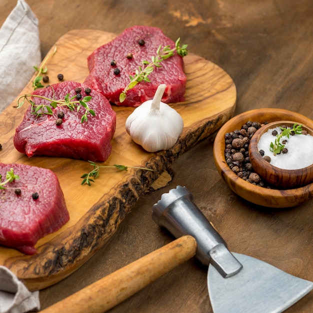 Alto ángulo de carne con hierbas y ajo.