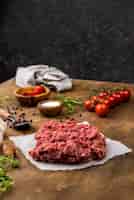 Foto gratuita alto ángulo de carne con tomates y hierbas.