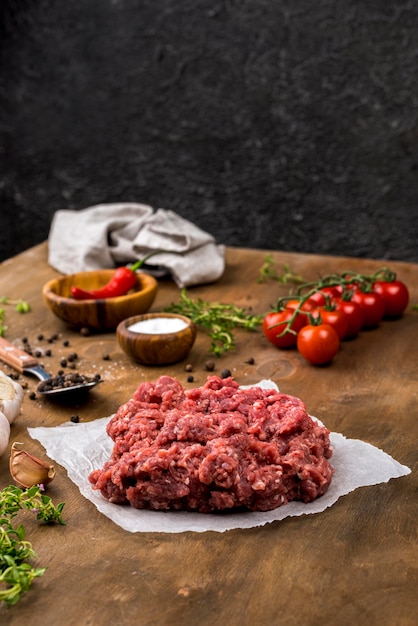 Alto ángulo de carne con tomates y hierbas.