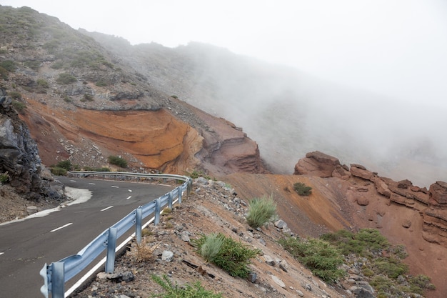 Alto ángulo de la carretera hasta la cima del volcán Caldera de Taburiente en las Islas Canarias bajo las nubes de niebla