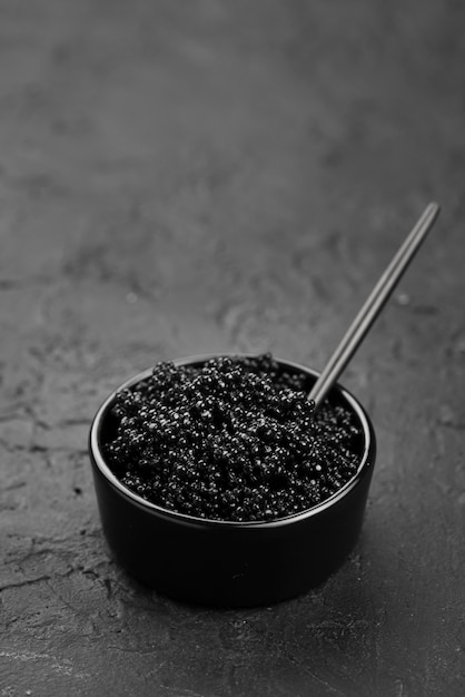 Alto ángulo de caviar negro en un tazón con espacio de copia