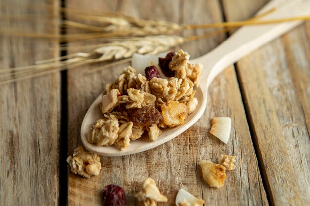 Alto ángulo de cereales para el desayuno en cuchara