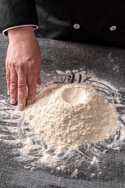 Alto ángulo de chef preparando harina