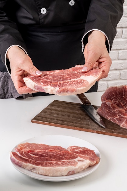 Alto ángulo de chef trabajando con carne
