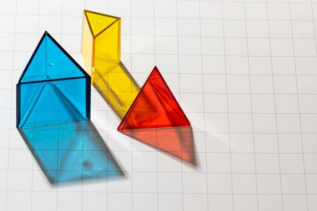 Alto ángulo de coloridas formas geométricas translúcidas con espacio de copia