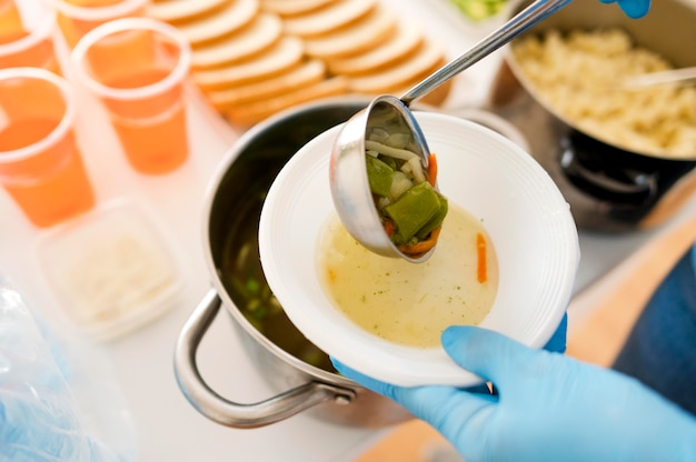 Alto ángulo de comida para caridad