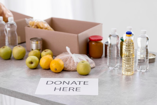 Alto ángulo de comida para donación.