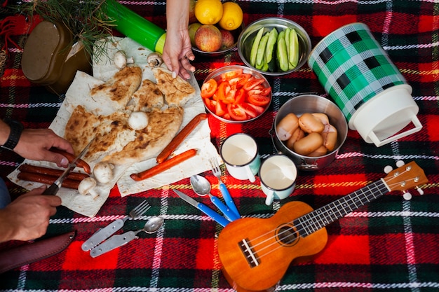 Foto gratuita alto ángulo de comida en el picnic