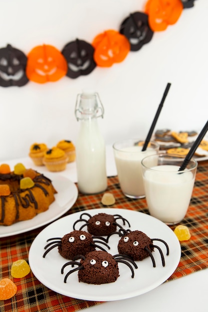 Foto gratuita alto ángulo del concepto de arreglo de comida de halloween