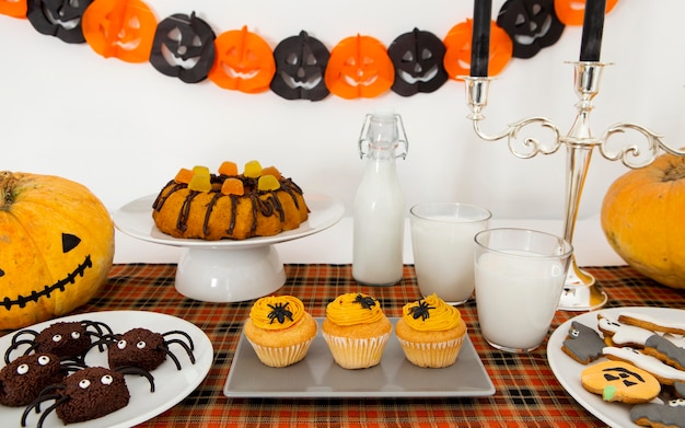 Foto gratuita alto ángulo del concepto de arreglo de comida de halloween