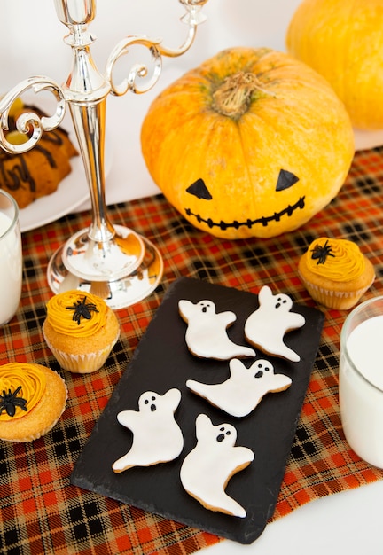 Foto gratuita alto ángulo del concepto de arreglo de comida de halloween