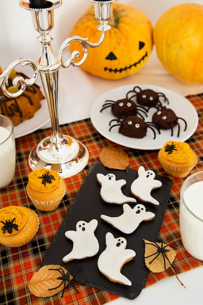 Foto gratuita alto ángulo del concepto de arreglo de comida de halloween