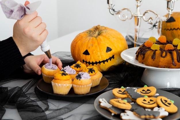 Alto ángulo del concepto de arreglo de comida de halloween