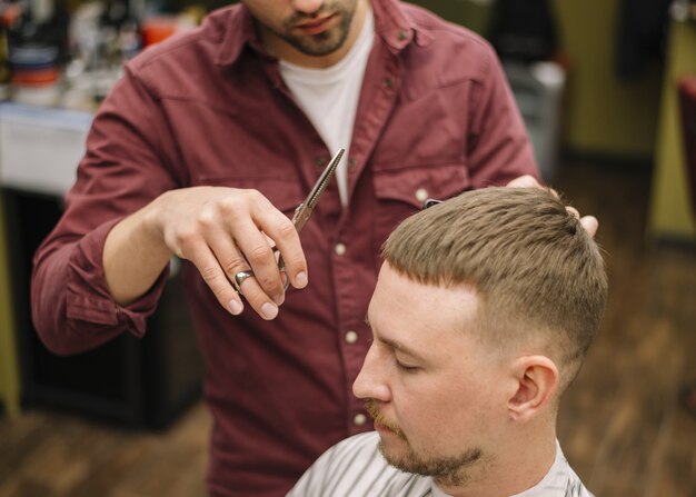 Alto ángulo del concepto de barbería