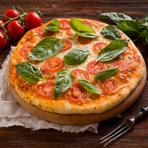 Foto gratuita alto ángulo del concepto de deliciosa pizza