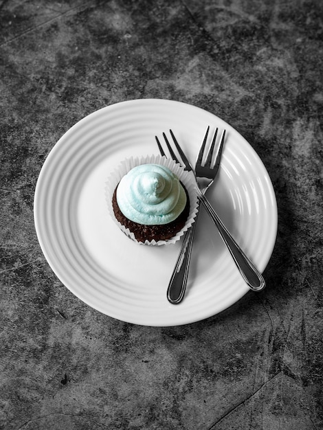 Foto gratuita alto ángulo de concepto delicioso cupcake