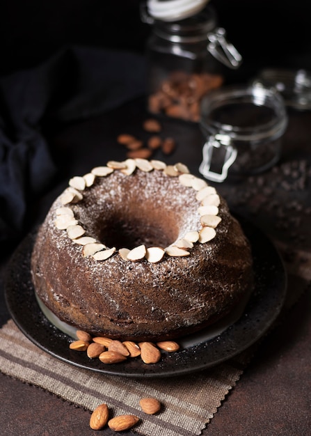 Foto gratuita alto ángulo de concepto de delicioso pastel de chocolate