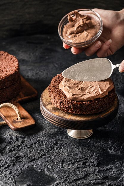 Alto ángulo de concepto de delicioso pastel de chocolate