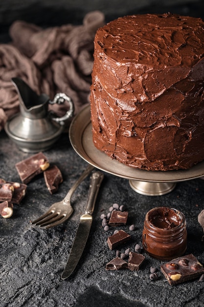 Alto ángulo de concepto de delicioso pastel de chocolate