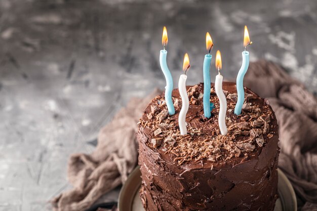 Alto ángulo de concepto de delicioso pastel de chocolate