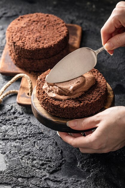 Alto ángulo de concepto de delicioso pastel de chocolate