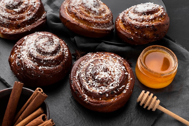 Alto ángulo de concepto de deliciosos rollos de canela