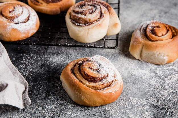 Alto ángulo de concepto de deliciosos rollos de canela